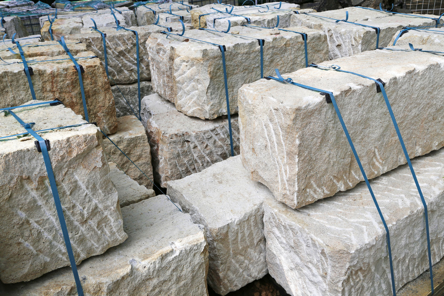 Grosse Steinblöcke im Lager