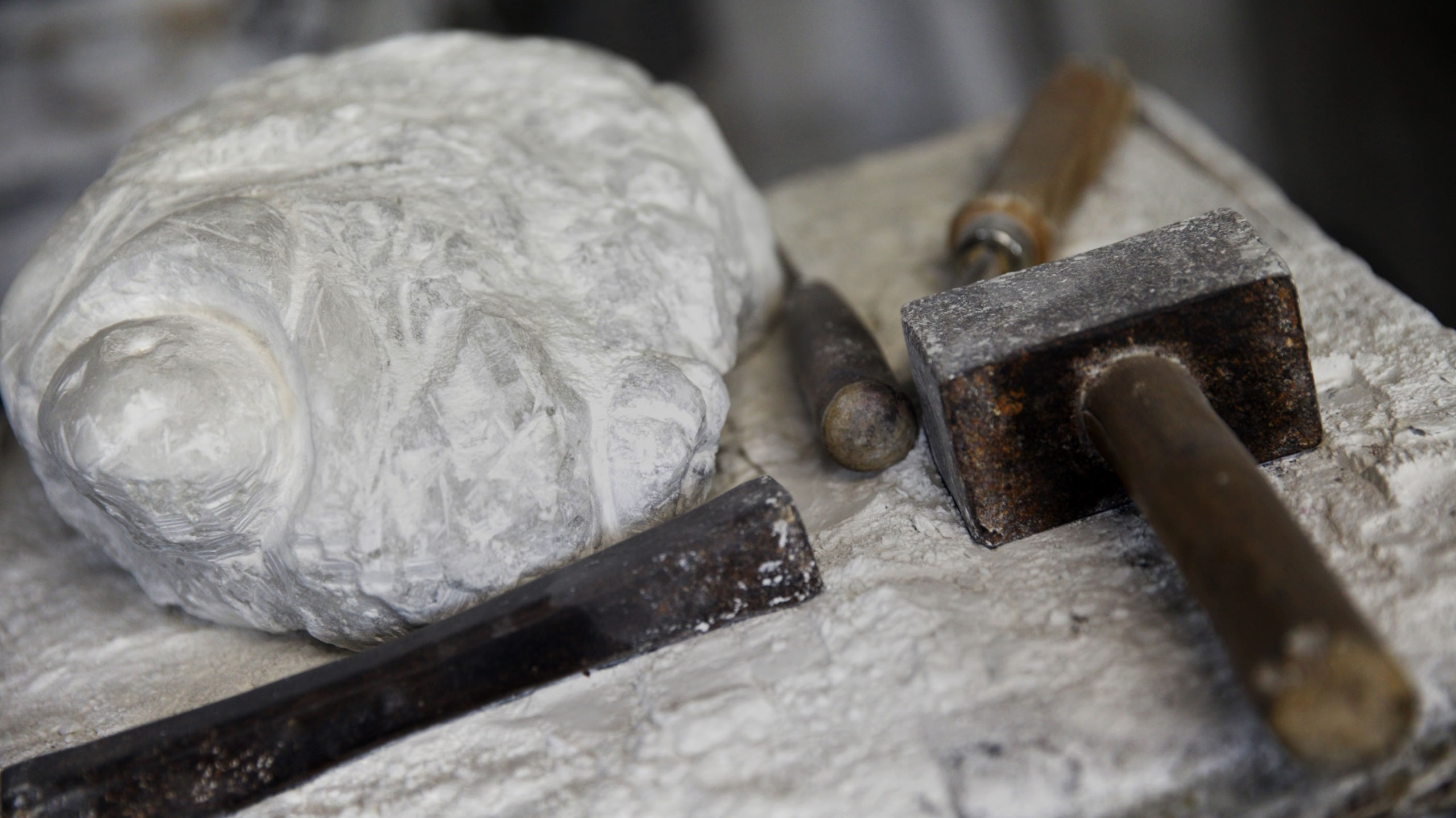 Steinmetzwerkzeug Hammer und Meißel auf Tisch